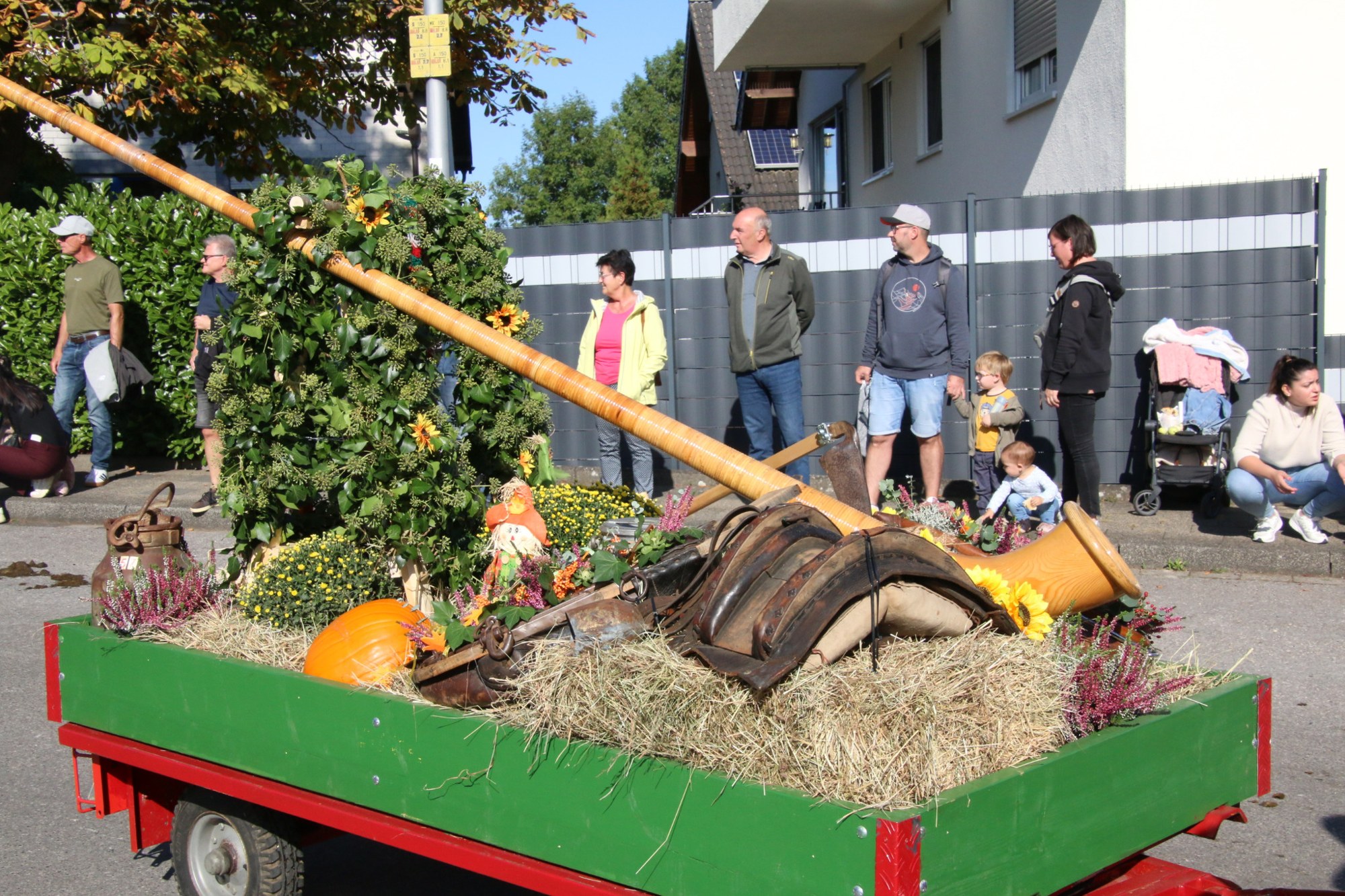 Grüner Erntewagen mit Stroh beim Erntedankzug Walheim 2026.