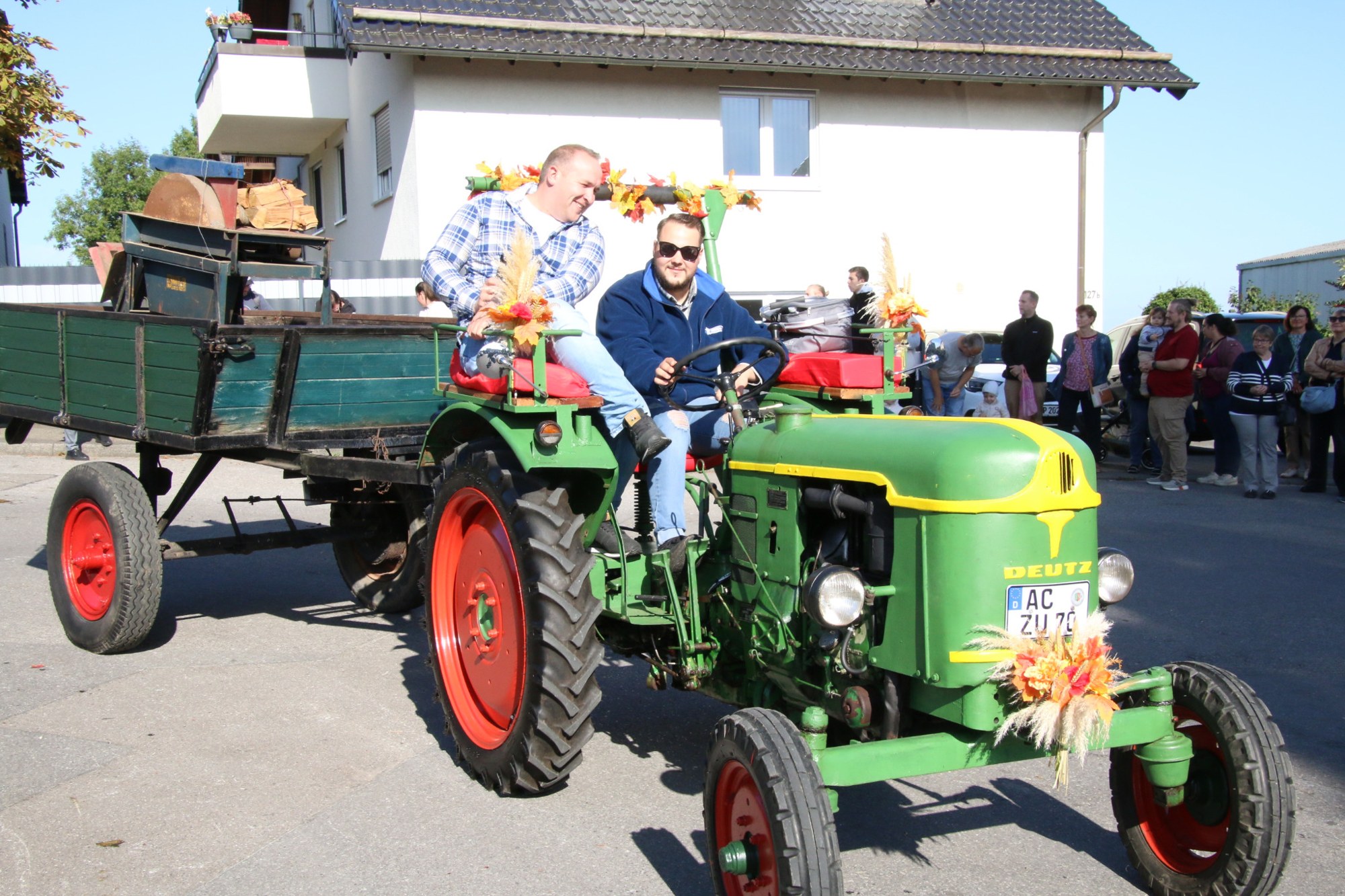 Traktorfahrer vor seinem Erntewagen beim Erntedankzug Walheim 2026.