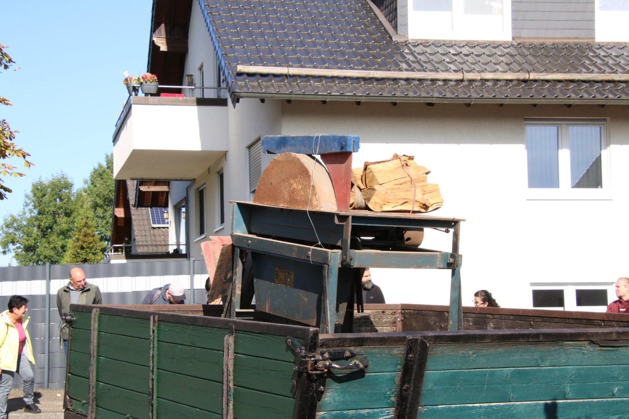 Holzstücke auf einem Anhänger beim Erntedankzug Walheim 2026.