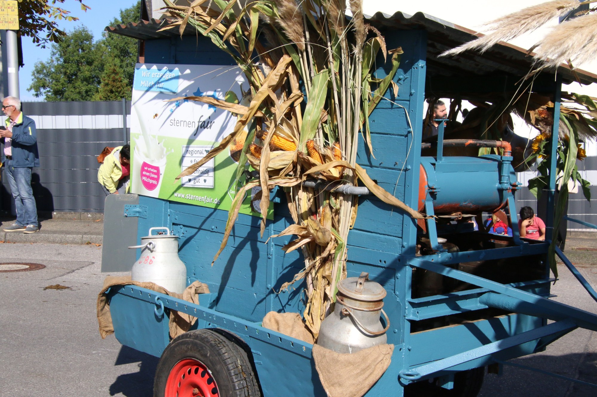 Mais und Blumen am blauen Erntewagen beim Erntedankzug Walheim 2026.