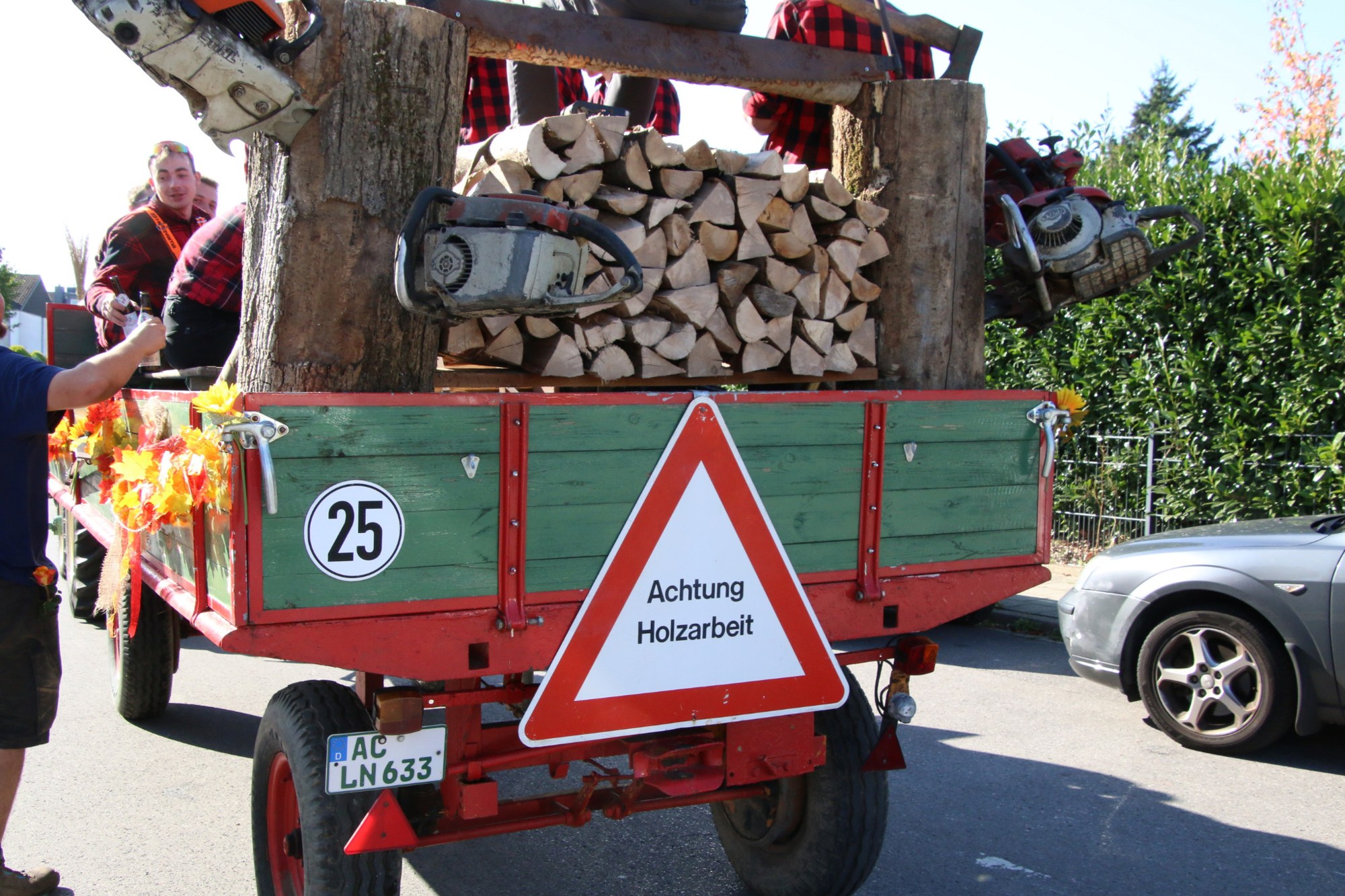 Rückseite eines Erntewagens mit Holzstapeln beim Erntedankzug Walheim 2026.