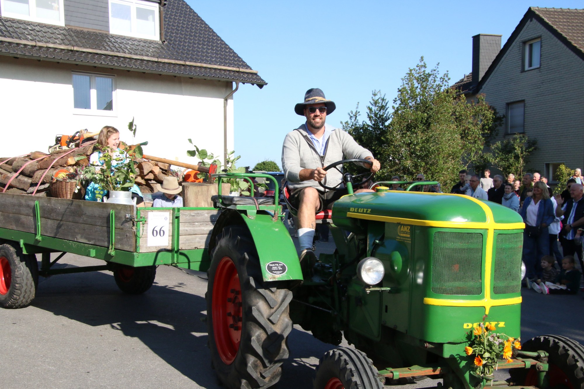 Traktor mit Rüben auf dem Anhänger beim Erntedankzug Walheim 2026.