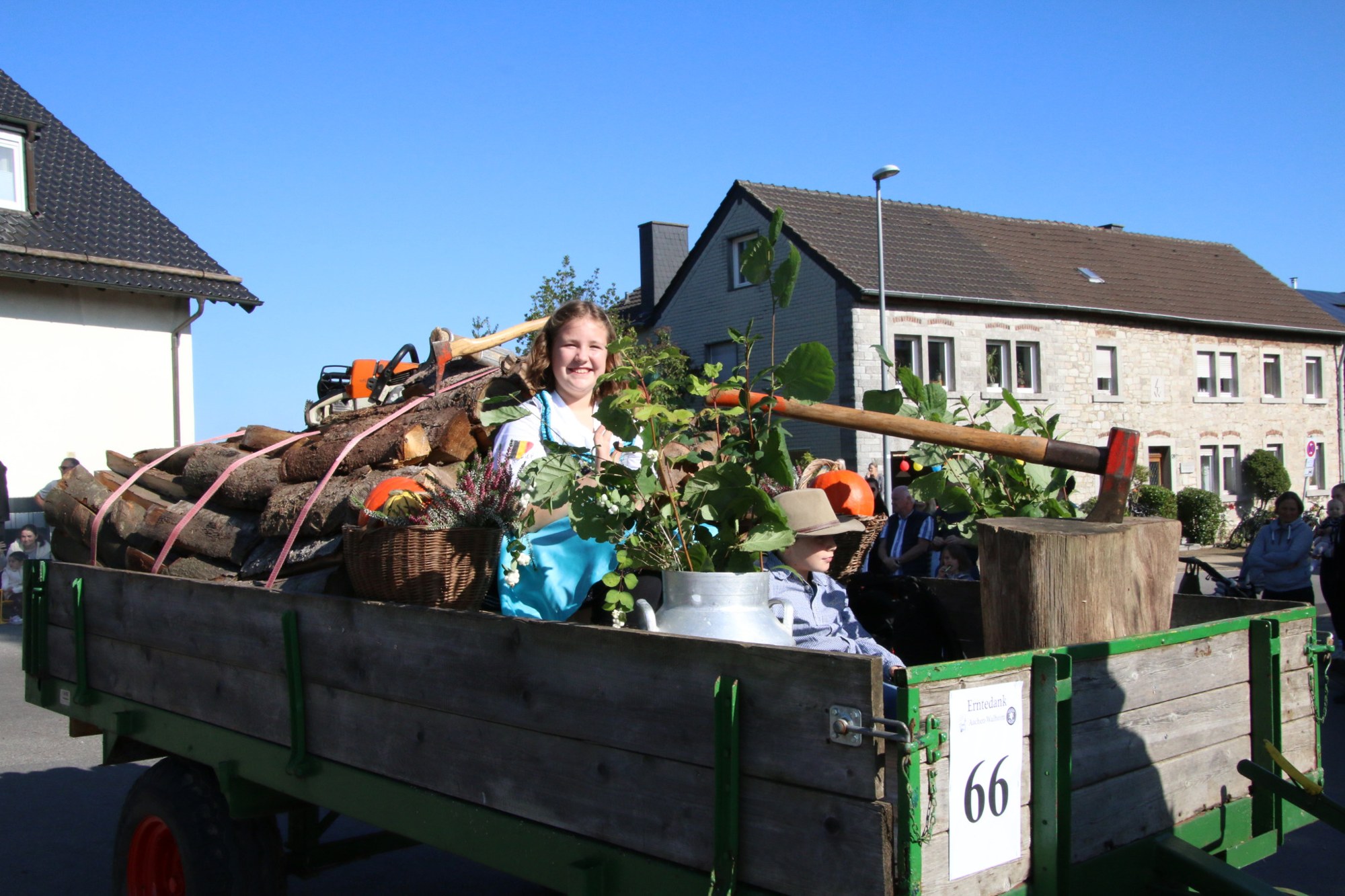 Teilnehmerinnen auf einem Erntewagen beim Erntedankzug Walheim 2026.