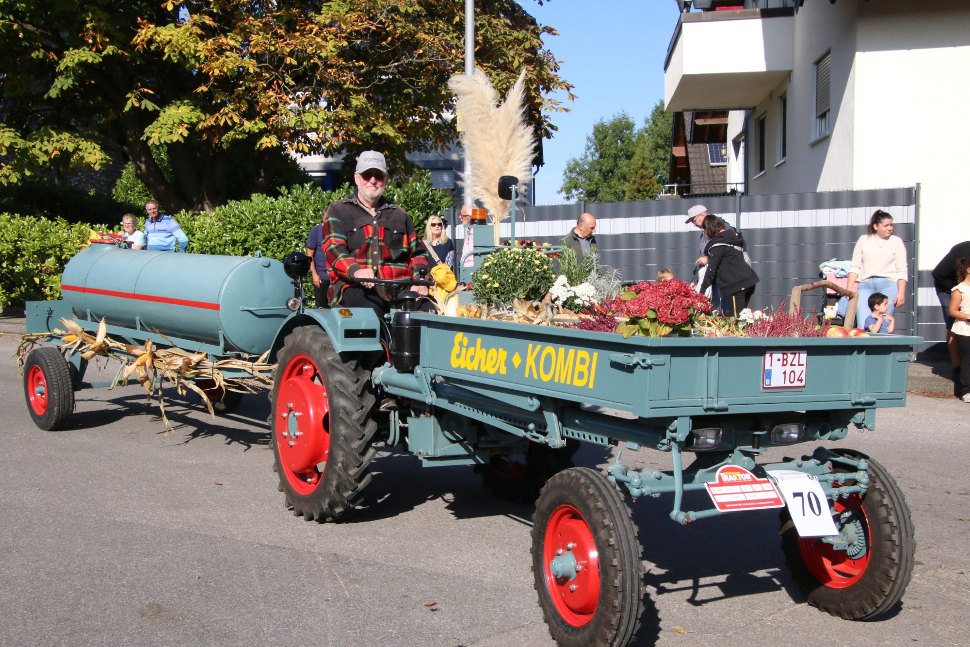 Blauer Erntewagen mit Teilnehmern beim Erntedankzug Walheim 2026.