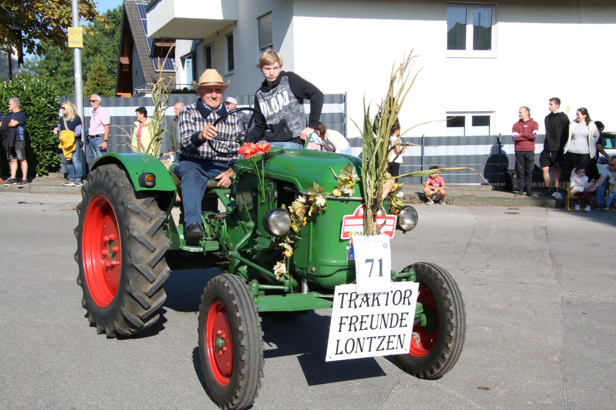 Grüner Traktor mit Schild der Traktorfreunde beim Erntedankzug Walheim 2026.