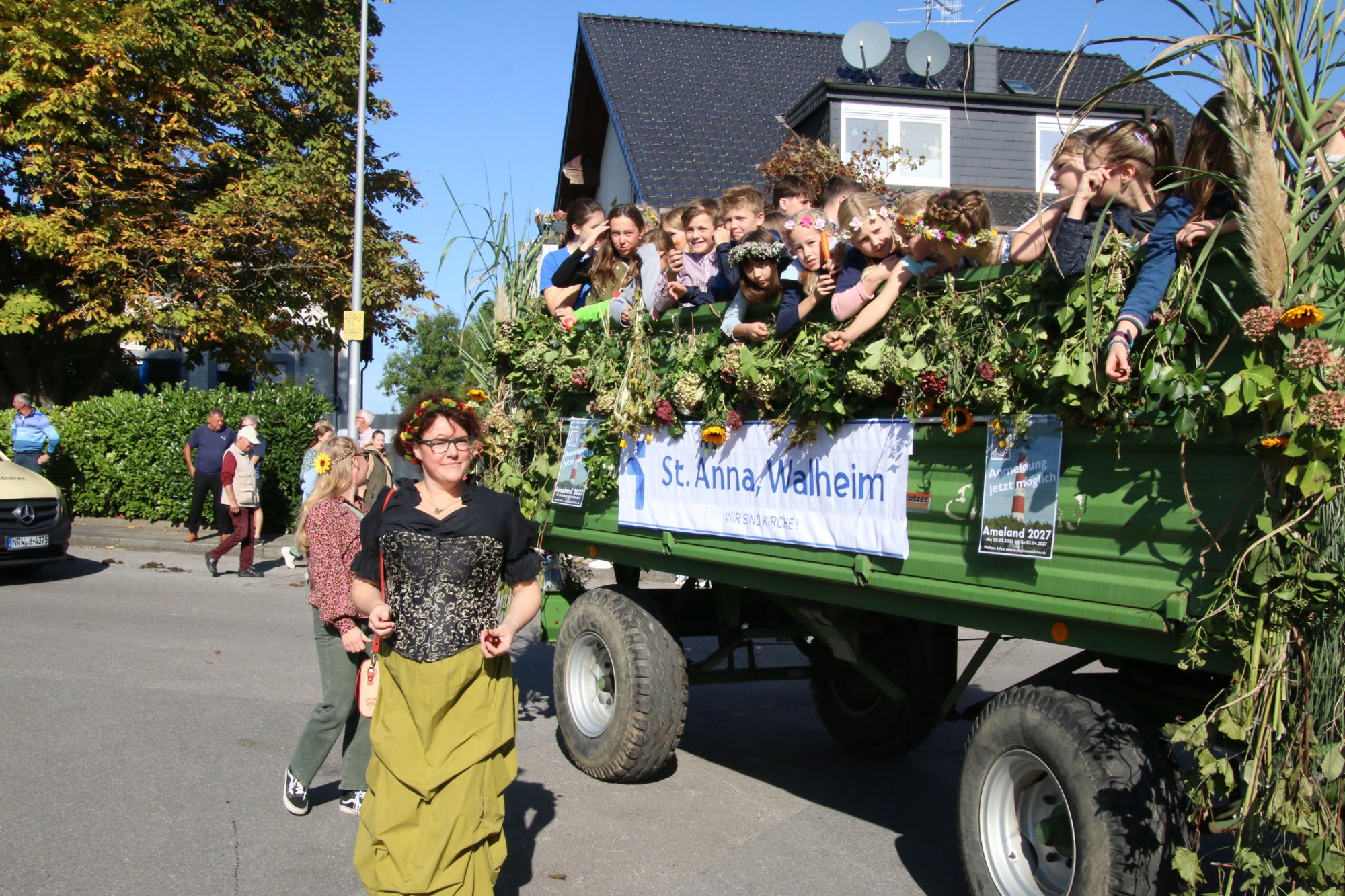 Teilnehmer vor dem Wagen der Pfarrgemeinde beim Erntedankzug Walheim 2026.