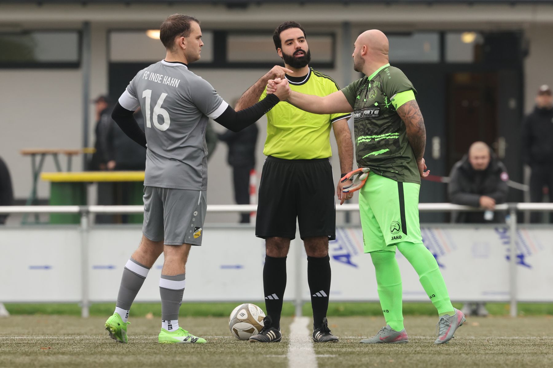 Mannschaftskreis des FC Walheim vor dem Spiel